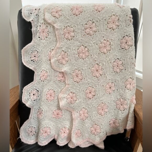 HAND MADE CROCHETED Cozy Blanket White Scalloped Edge Pink Flowers Cottagecore - Picture 3 of 13